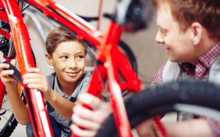 Mann und Junge reparieren ein Fahrrad