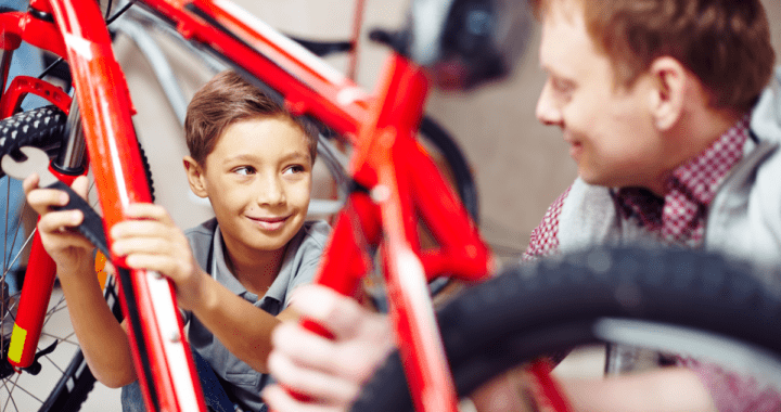 Mann und Junge reparieren ein Fahrrad