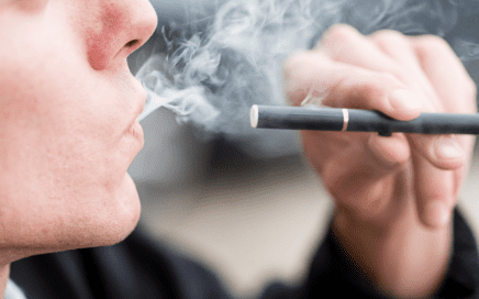 Person raucht E-Zigarette